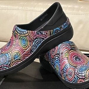 Crocs Dual Comfort Neria Pro II Clogs Size 8 Slip Resistant Colorful Print Shoes